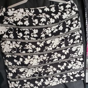 WHBM pencil skirt, size 4, blk and white floral.